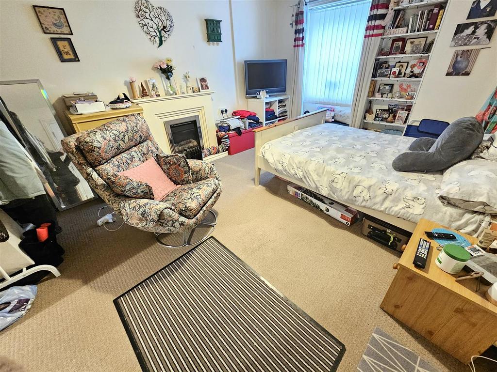 Living,Bedroom 4.jpg