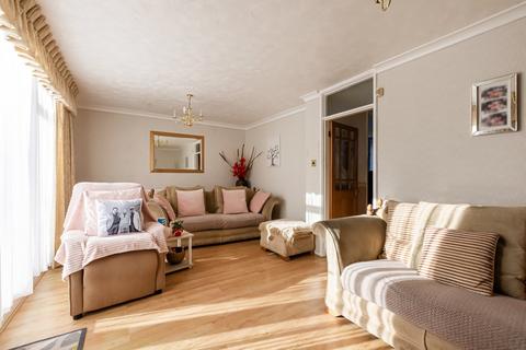 3 bedroom maisonette for sale, Kimbolton Close, London, SE12