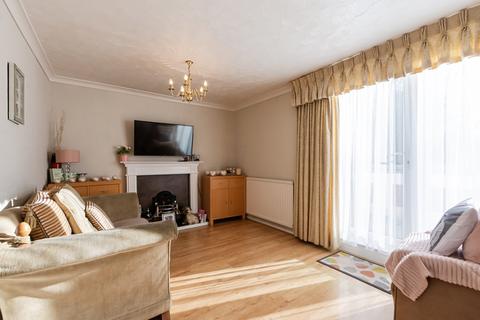 3 bedroom maisonette for sale, Kimbolton Close, London, SE12