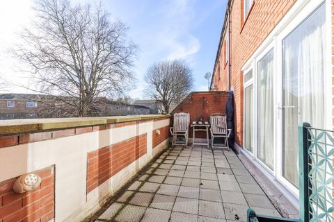 3 bedroom maisonette for sale, Kimbolton Close, London, SE12