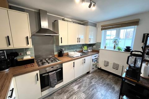 3 bedroom townhouse to rent, Beacon Hill, Keighley, BD22