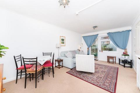 2 bedroom retirement property for sale, Queens Walk, W5