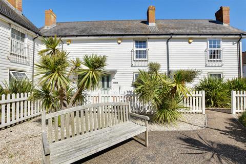 2 bedroom terraced house to rent, Badger Way, Camber