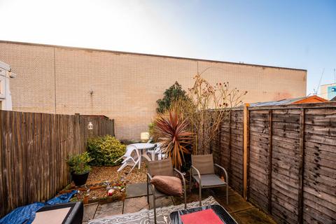 2 bedroom terraced house to rent, Gerards Close, South Bermondsey, London, SE16