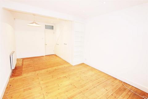 10 George Street, London, W7 3TA