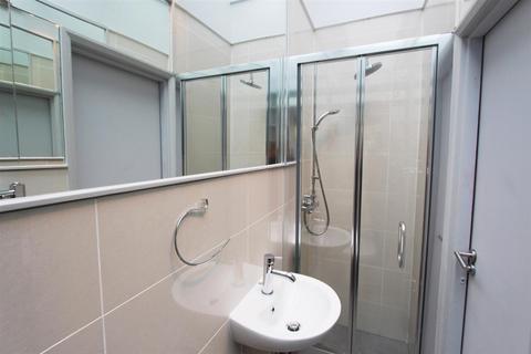 10 George Street, London, W7 3TA