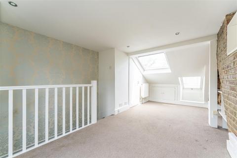 10 George Street, London, W7 3TA