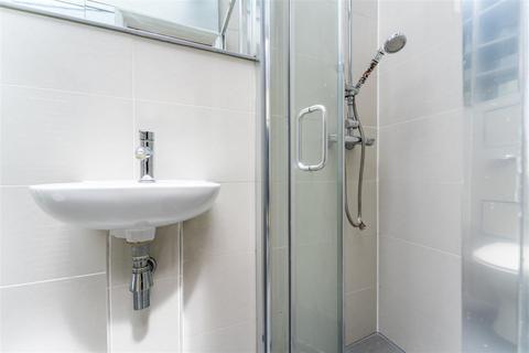 10 George Street, London, W7 3TA
