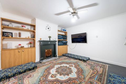 2 bedroom flat for sale, Lovat Close, Dollis Hill, London, NW2