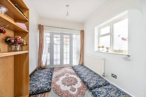 2 bedroom flat for sale, Lovat Close, Dollis Hill, London, NW2