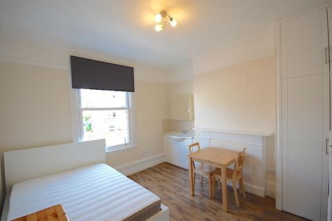 1 bedroom in a house share to rent, Oxford Rd N4