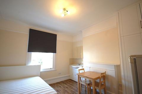 1 bedroom in a house share to rent, Oxford Rd N4