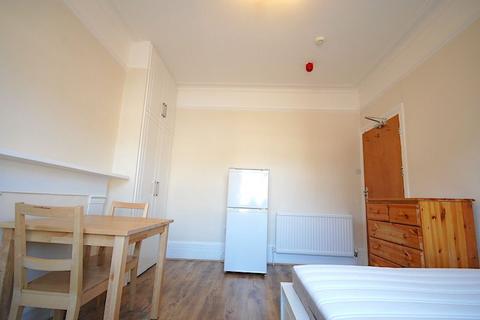 1 bedroom in a house share to rent, Oxford Rd N4