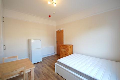 1 bedroom in a house share to rent, Oxford Rd N4