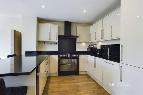 3 bedroom terraced house to rent, Risborough Drive, Worcester Park, Surrey. KT4