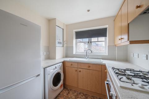 2 bedroom flat for sale, Kings Gate, Woking, GU21