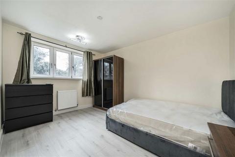 3 bedroom flat to rent, Dennett's Road, London SE14