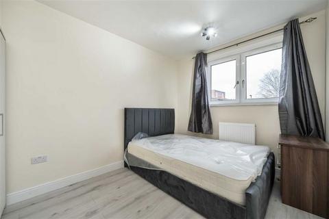 3 bedroom flat to rent, Dennett's Road, London SE14