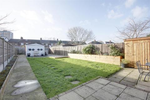 4 bedroom semi-detached house for sale, Hamlyn Avenue, Hull