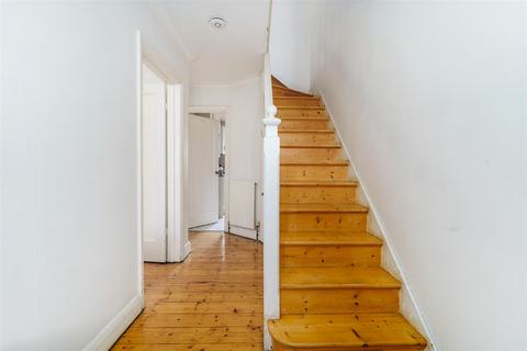 27 Chalfont Way, London, W13 9XN