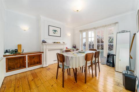 27 Chalfont Way, London, W13 9XN