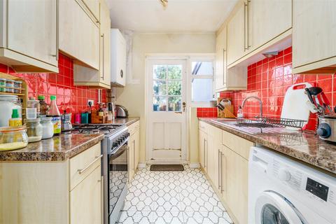 27 Chalfont Way, London, W13 9XN