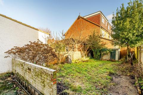 27 Chalfont Way, London, W13 9XN