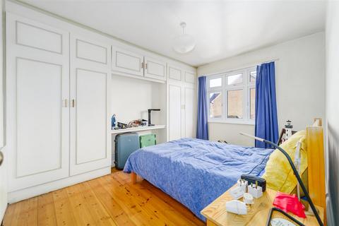 27 Chalfont Way, London, W13 9XN