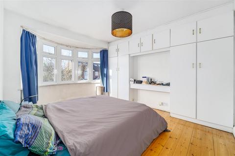 27 Chalfont Way, London, W13 9XN