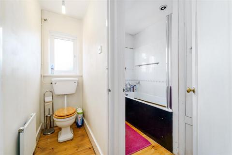 27 Chalfont Way, London, W13 9XN