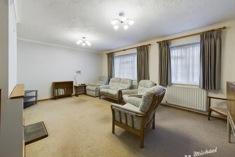 3 bedroom semi-detached house for sale, Henry Road, Aylesbury, Buckinghamshire