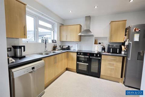 4 bedroom end of terrace house for sale, Findon Close, Hove