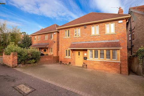 5 bedroom detached house to rent, Blackacre Road, Theydon Bois, Epping