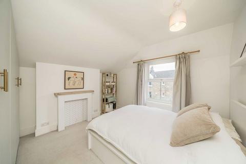 40 Stapleton Road, London, SW17 8AU