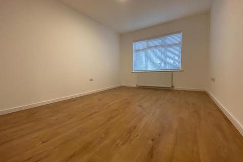 2 bedroom flat to rent, High Road, Chadwell Heath