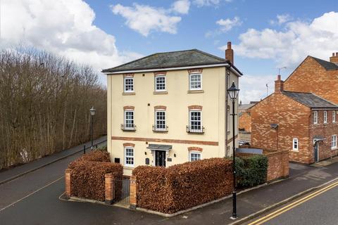 4 bedroom townhouse for sale, Pine Street, Aylesbury HP19