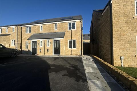 3 bedroom semi-detached house to rent, Shuttle Close, Skelmanthorpe, Huddersfield