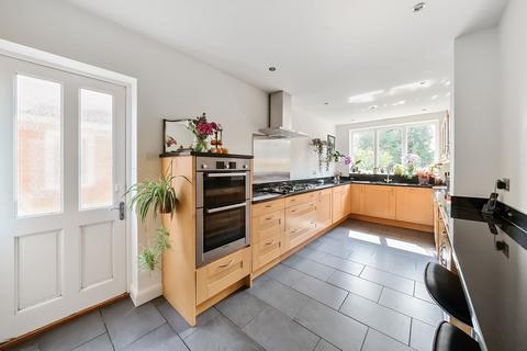 18 Canons Hill, Coulsdon, CR5 1HB