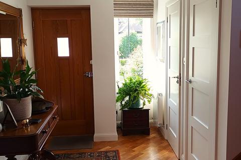 18 Canons Hill, Coulsdon, CR5 1HB