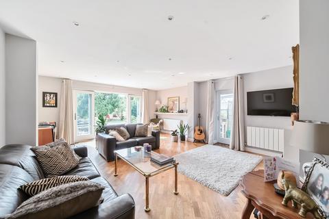 18 Canons Hill, Coulsdon, CR5 1HB