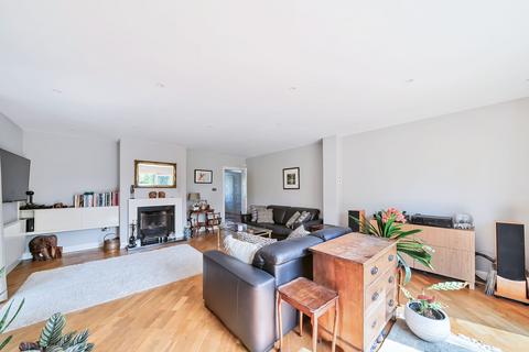 18 Canons Hill, Coulsdon, CR5 1HB