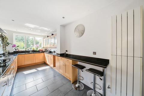 18 Canons Hill, Coulsdon, CR5 1HB