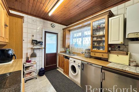 2 bedroom bungalow for sale, Haynes Road, Hornchurch, RM11