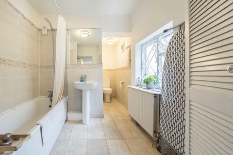 2 bedroom house to rent, Myrtle Road, London W3