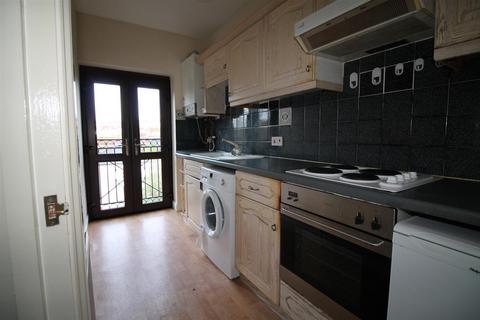 2 bedroom flat to rent, BPC00970 Top Floor Flat, Eastfield Road, Cotham, Bristol