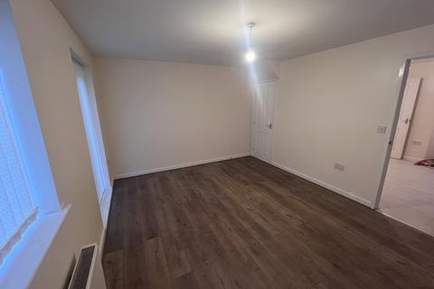 3 bedroom semi-detached house to rent, Woodcross Court, Bradford BD5