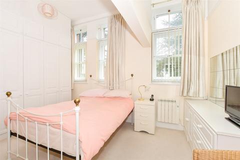 2 bedroom ground floor flat for sale, Oak Tree Way, Horsham, West Sussex