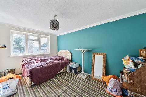 2 bedroom flat for sale, Cookham Road, Maidenhead, Berkshire, SL6 7HR