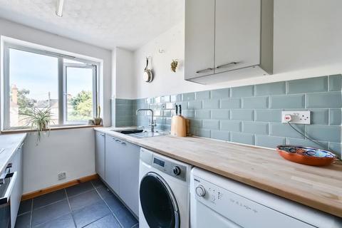 2 bedroom flat for sale, Cookham Road, Maidenhead, Berkshire, SL6 7HR