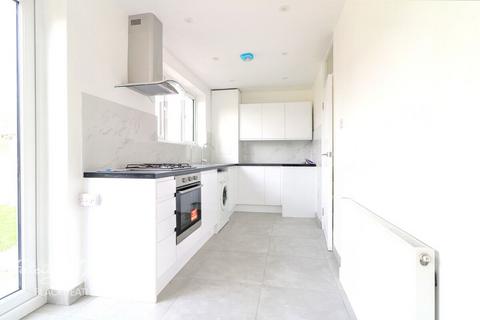 3 bedroom terraced house to rent, Aberford Gardens, London